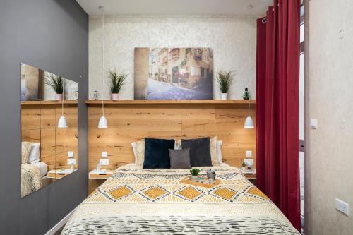 Ένα ή περισσότερα κρεβάτια σε δωμάτιο στο Pearl Pad - Stylish Seaside Duplex Apartment with HOT TUB - Sliema