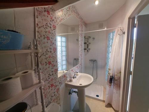 ein weißes Bad mit einem Waschbecken und einer Dusche in der Unterkunft Casa de los Balcones La Bañeza León 