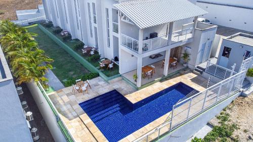 an aerial view of a house with a swimming pool at Beach Townhouses #C6 - Triplex por Carpediem in Mangabeira