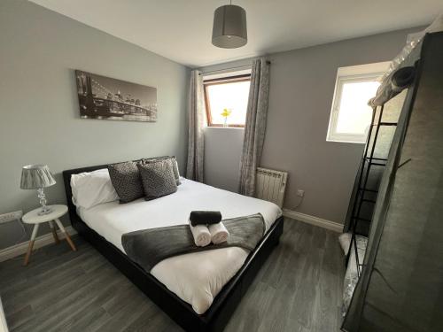 una camera da letto con un letto e due asciugamani di Princes Court, Sea Road a Bournemouth
