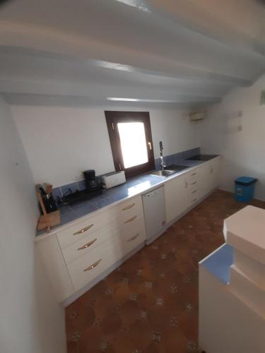eine Küche mit einem Waschbecken und einem Fenster in der Unterkunft Ksar azul 6 pers à 2 mn de la plage in Villajoyosa