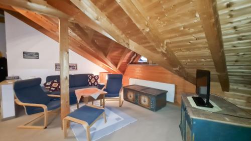 a living room with a couch and a table and a fireplace at Lago mio - Pension am See - bei uns verbringt Ihr eine wundervolle Zeit direkt am Wasser in Wörthsee