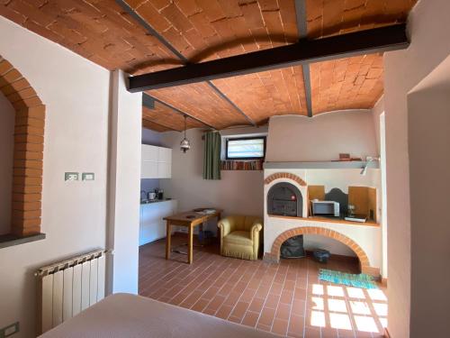 cocina y sala de estar con chimenea en Florence Villa Violetta, en Bagno a Ripoli