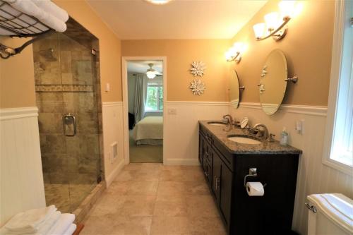 Ванна кімната в Kingswood Hillside Home