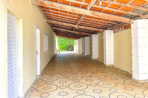 an empty hallway of a building with a wooden ceiling at Casa com piscina em Itacimirim BA in Itacimirim