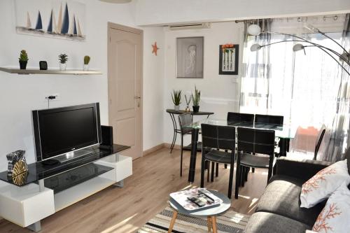 Zdjęcie z galerii obiektu Pretty 40m with balcony near the beach w Fréjus