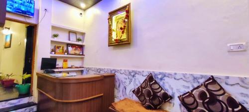a waiting room with a desk and a chair at Hotel Shannti Inn in Varanasi