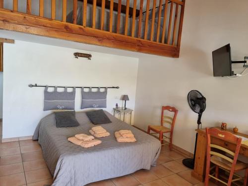 um quarto com uma cama com duas toalhas em La Fanette em Montbrison-sur-Lez