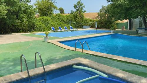 una piscina con due sedie e un goal di calcio di Caserio Los Chacones a Moratalla