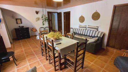 un soggiorno con tavolo e divano di Caserio Los Chacones a Moratalla