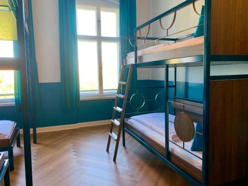 Zimmer mit 2 Etagenbetten und blauen Wänden in der Unterkunft Grand Hostel Berlin Classic in Berlin