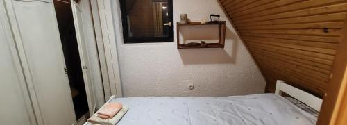 Kleines Zimmer mit einem Bett und einem Fenster in der Unterkunft MALA KUĆA, Lič in Lič