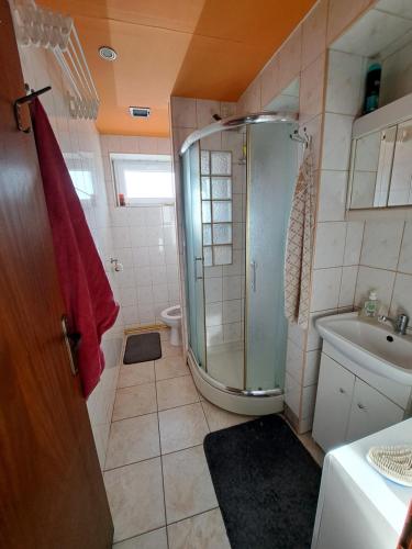 W łazience znajduje się prysznic, toaleta i umywalka. w obiekcie Chalupa pod bralom 