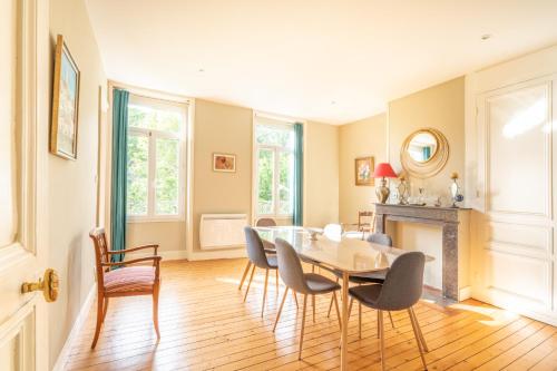 une salle à manger avec une table et des chaises dans l'établissement Splendide appartement face aux remparts Boulogne sur mer, à Boulogne-sur-Mer