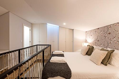 Bonfim Elegant Duplex w/ AC by LovelyStay