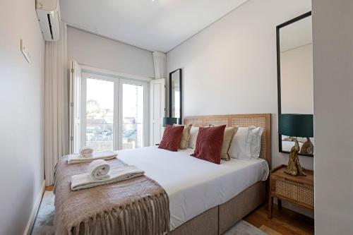 Bonfim Elegant Duplex w/ AC by LovelyStay