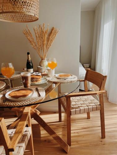 una mesa de comedor con platos de comida. en Breeze Albatross, en Ķesterciems