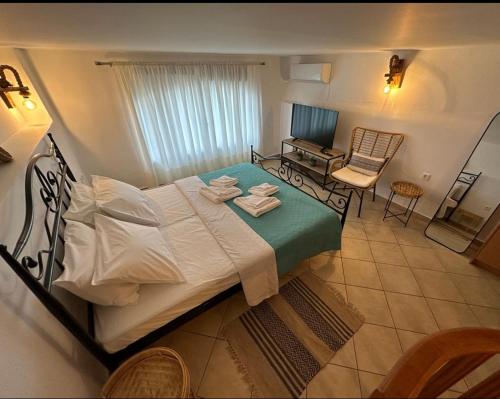 Un dormitorio con una cama, una mesa y una silla. en Karma, en Kamari