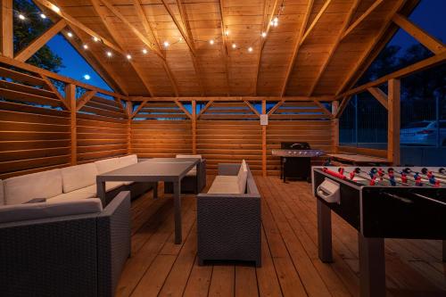 a large screened porch with a table and chessboard at Nowe Apartamenty Puck in Puck