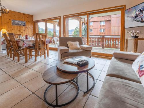 un salon avec un canapé et une table dans l'établissement Appartement Confortable avec Terrasse pour Famille à Huez - FR-1-645-17, à Huez