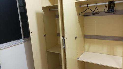 ein begehbarer Kleiderschrank mit Fenster und Regalen in der Unterkunft Apartamento aconchegante próximo à UFS in São Cristóvão