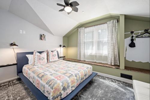 a bedroom with a bed and a ceiling fan at The Wesley Walla Walla in Walla Walla