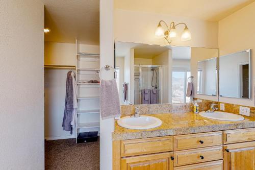 a bathroom with two sinks and a large mirror at Mojave House in Joshua Tree