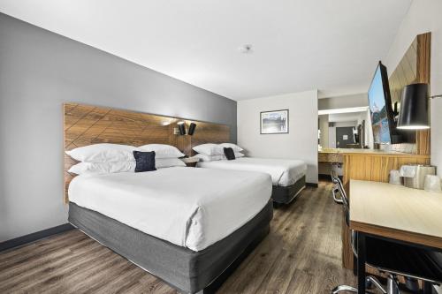 Postel nebo postele na pokoji v ubytování Red Lion Inn & Suites Deschutes River - Bend