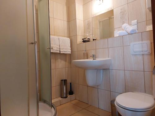 W łazience znajduje się toaleta, umywalka i prysznic. w obiekcie Zachód Słońca Mielno w mieście Mielno