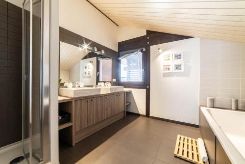 uma casa de banho com um lavatório e um espelho em Chalet Genepi - spectacular ski and summer home em Saint-Gervais-les-Bains