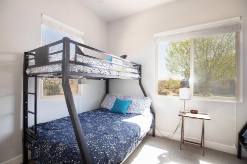 Un dormitorio con una litera y una ventana. en Casa Del Osos with Yard Pool and Spa, en Washington