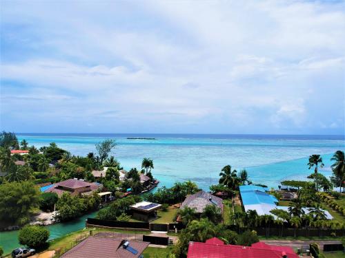 a view of the ocean from a resort at MOOREA - Bungalow Moekea Lagoon in Hauru