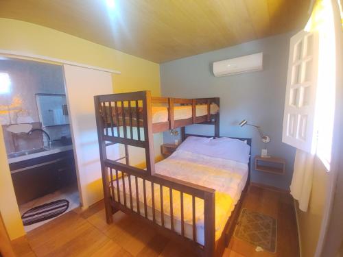 1 dormitorio con 2 literas y lavamanos en Flat Recanto Gaivota - Praia de Peroba - Maragogi, en Maragogi