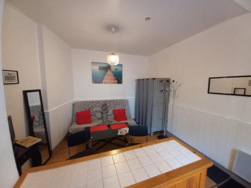 un salon avec un canapé et une table dans l'établissement Le Terrien, à Dieppe