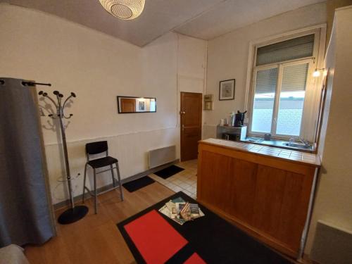 Cette chambre comprend une cuisine avec un comptoir et une fenêtre. dans l'établissement Le Terrien, à Dieppe