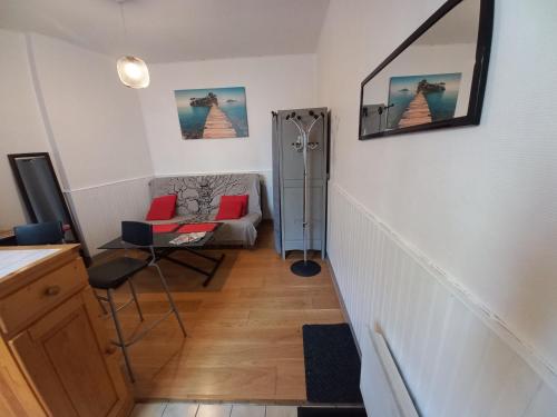 - un salon avec un escalier, une chaise et un miroir dans l'établissement Le Terrien, à Dieppe