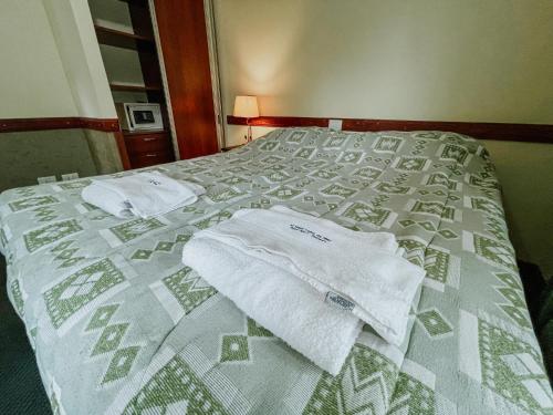 een bed met twee handdoeken erop bij Viejo lobo - Aunaisin in Ushuaia