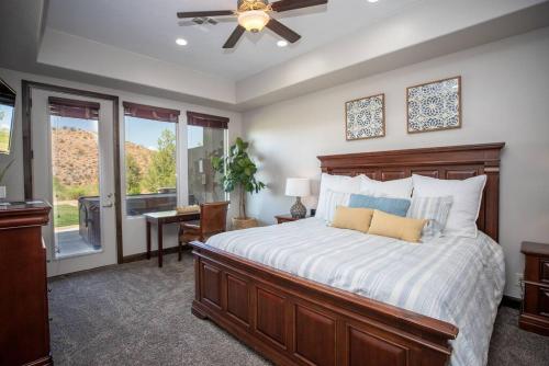 Ένα ή περισσότερα κρεβάτια σε δωμάτιο στο Vacation Station Private Hot Tub