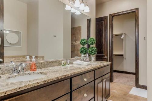 Un baño con lavabo y un espejo grande. en Oasis On The Green, en Washington