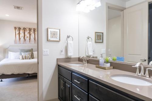 Un baño con dos lavabos y un espejo grande. en Desert Lily I Spacious End Unit I Clubhouse I Golfing I Kid Friendly, en Washington
