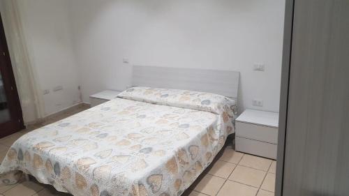 1 dormitorio con 1 cama y 2 mesitas de noche en Casa Dancardi en Càbras