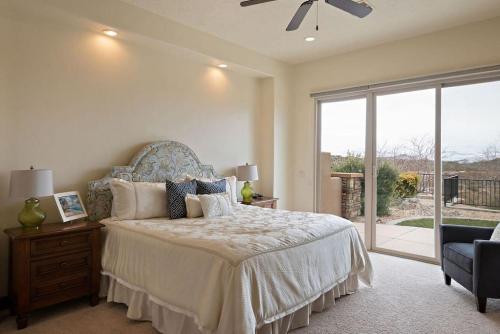 Un dormitorio con una cama y una silla y una ventana. en Copper Giraffe Enjoy Golden Golf Course Views, en Washington