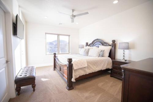 una camera da letto con un letto e una finestra di Zion Village Oasis by the Pool with Lazy River a Hurricane