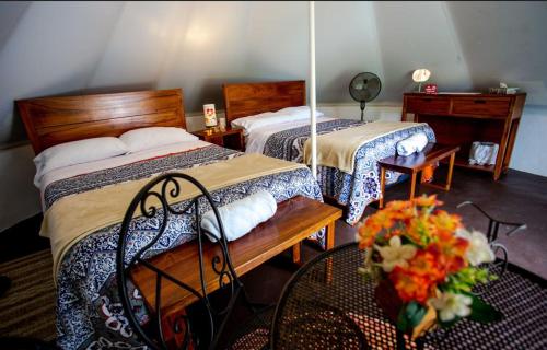 - une chambre avec 2 lits et un miroir dans l'établissement Hameki, à Homún