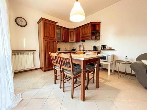 kuchnia ze stołem i krzesłami w pokoju w obiekcie Papini's Home: Monza w mieście Monza