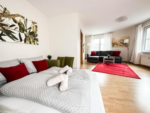 salon z łóżkiem z dwoma pluszakami w obiekcie Ambiente-Wohnung - Zentrum und Park in 5 Minuten zu Fuß - Parkplatz - Netflix w Lipsku