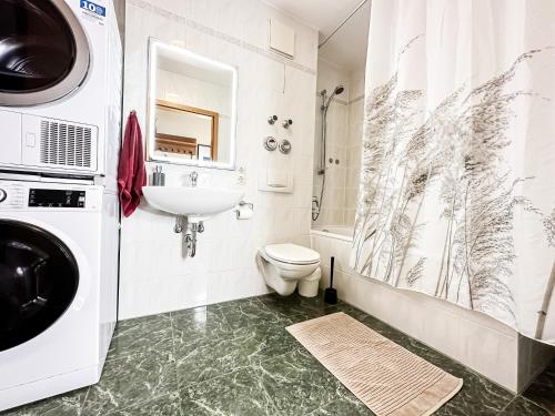 W łazience znajduje się umywalka, toaleta i prysznic. w obiekcie Ambiente-Wohnung - Zentrum und Park in 5 Minuten zu Fuß - Parkplatz - Netflix w Lipsku