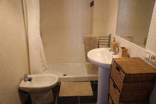 Ένα μπάνιο στο Casa corasol, a cozy, comfy, 2BR house- panoramic view and rooftop