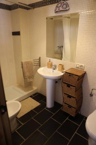 Ένα μπάνιο στο Casa corasol, a cozy, comfy, 2BR house- panoramic view and rooftop