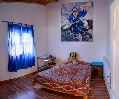Un dormitorio con una cama con un osito de peluche. en Casa Quinta San Miguel con Piscina, Pool, Metegol y Ping Pong en Salto de las Rosas